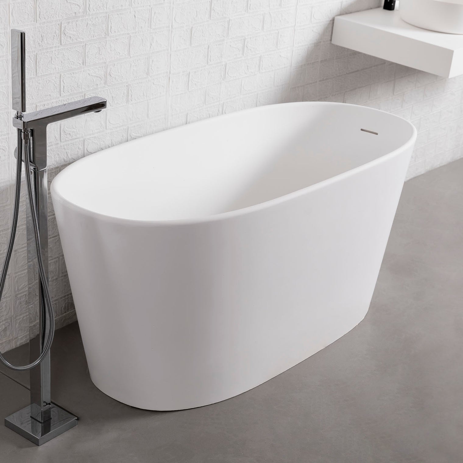 Verona 150 Freestanding Designer Solid Surfaces Oval Bathtub Verona系列1米5鵝蛋型人造石設計師獨立式鍋居浴缸採用特別溢水設計