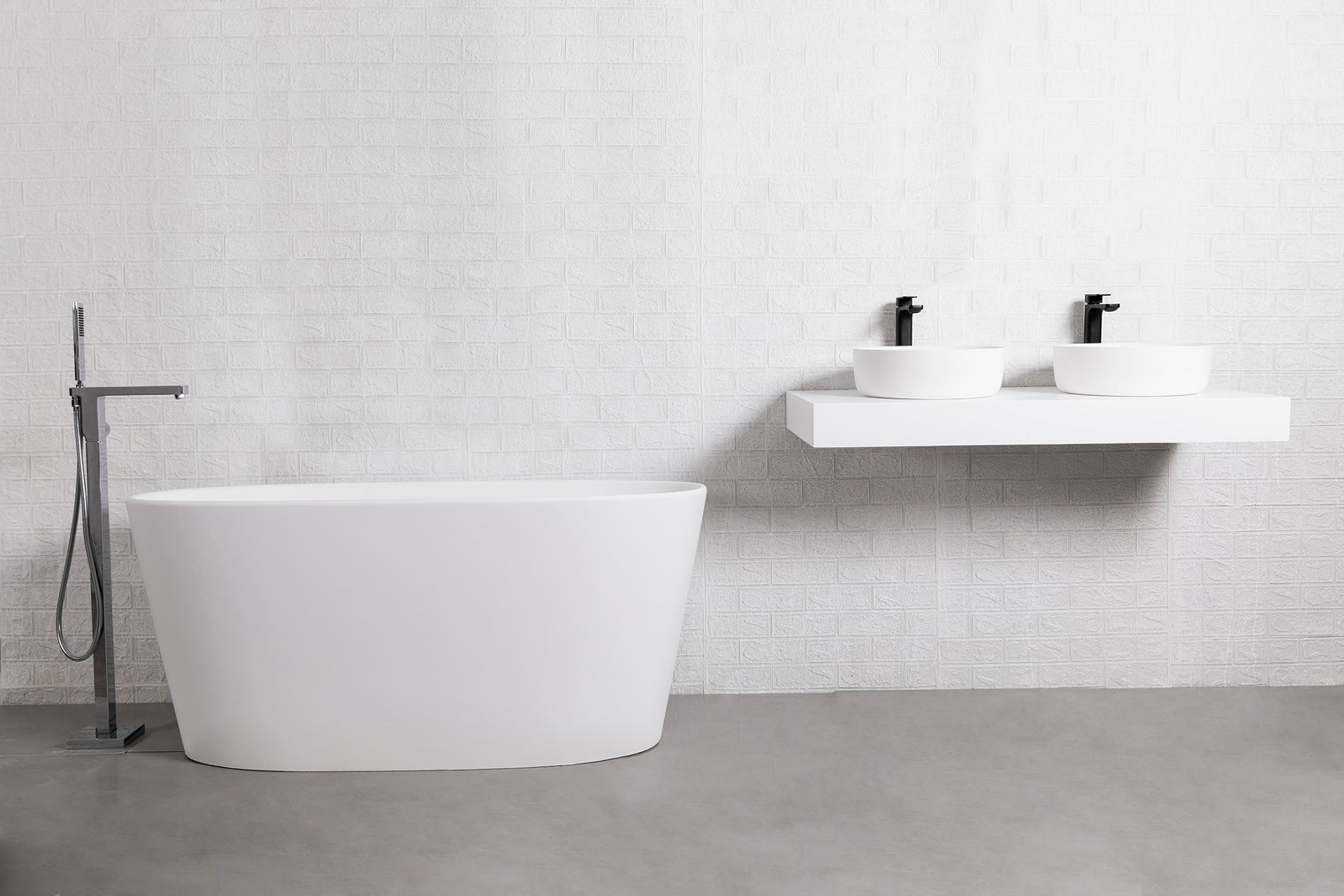 Verona 150 Freestanding Designer Solid Surfaces Oval Bathtub Verona系列1米5鵝蛋型人造石設計師獨立式鍋居浴缸採用特別溢水設計