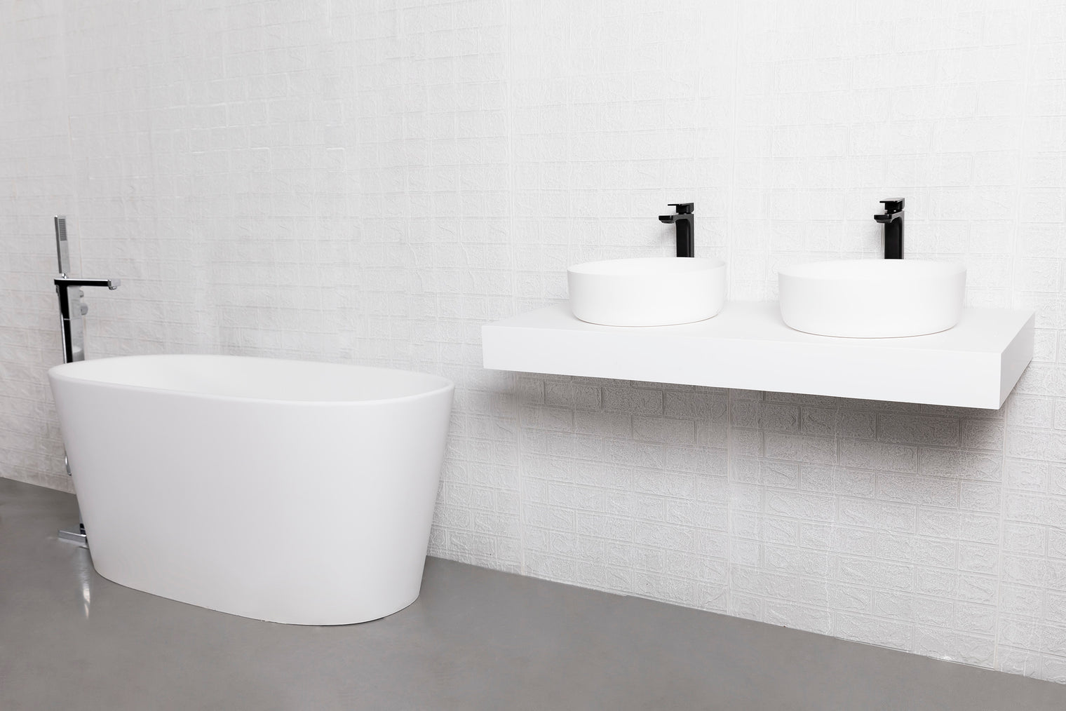 Verona 150 Freestanding Designer Solid Surfaces Oval Bathtub Verona系列1米5鵝蛋型人造石設計師獨立式鍋居浴缸採用特別溢水設計