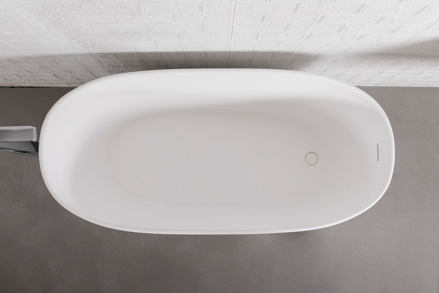 Verona 150 Freestanding Designer Solid Surfaces Oval Bathtub Verona系列1米5鵝蛋型人造石設計師獨立式鍋居浴缸採用特別溢水設計