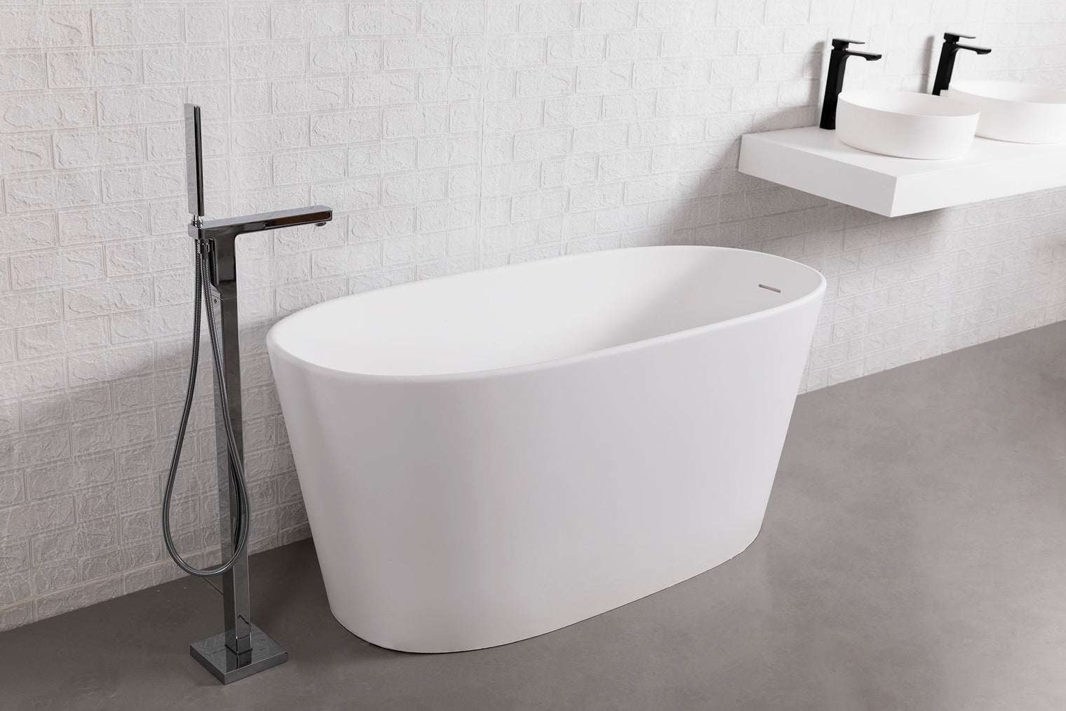 Verona 150 Freestanding Designer Solid Surfaces Oval Bathtub Verona系列1米5鵝蛋型人造石設計師獨立式鍋居浴缸採用特別溢水設計