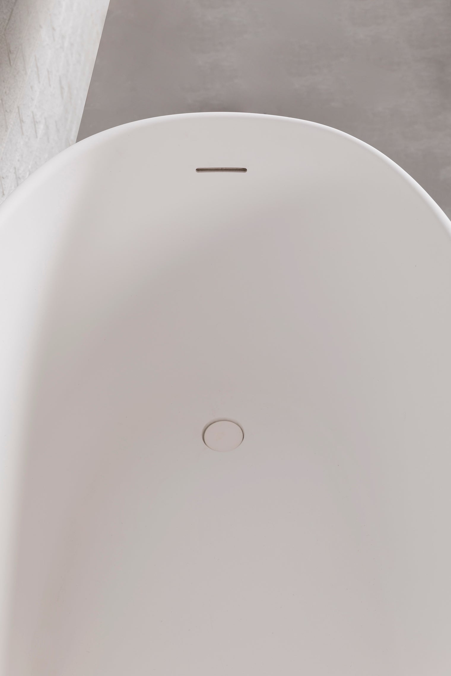 Verona 150 Freestanding Designer Solid Surfaces Oval Bathtub Verona系列1米5鵝蛋型人造石設計師獨立式鍋居浴缸採用特別溢水設計