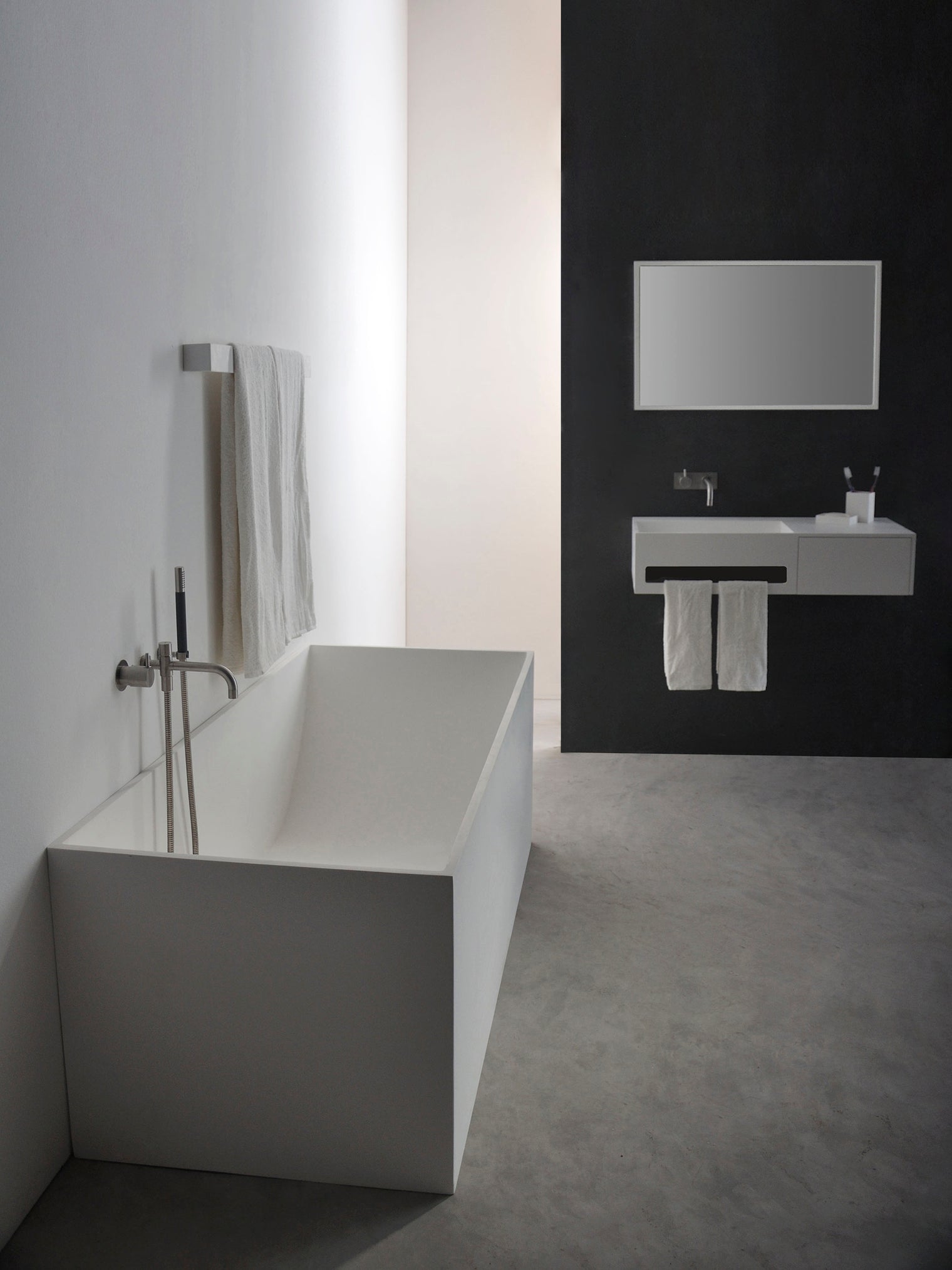 Lugano 170 Freestanding Solid Surfaces Rectangle Bathtub Lugano系列1米7長方型人造石獨立式大浴缸採用特別溢水設計